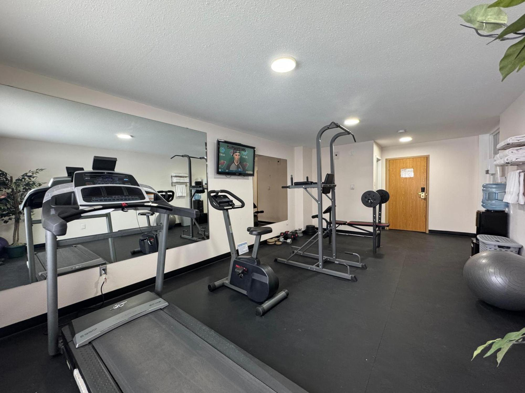 Howard Johnson By Wyndham Fort St. John Bagian luar foto
