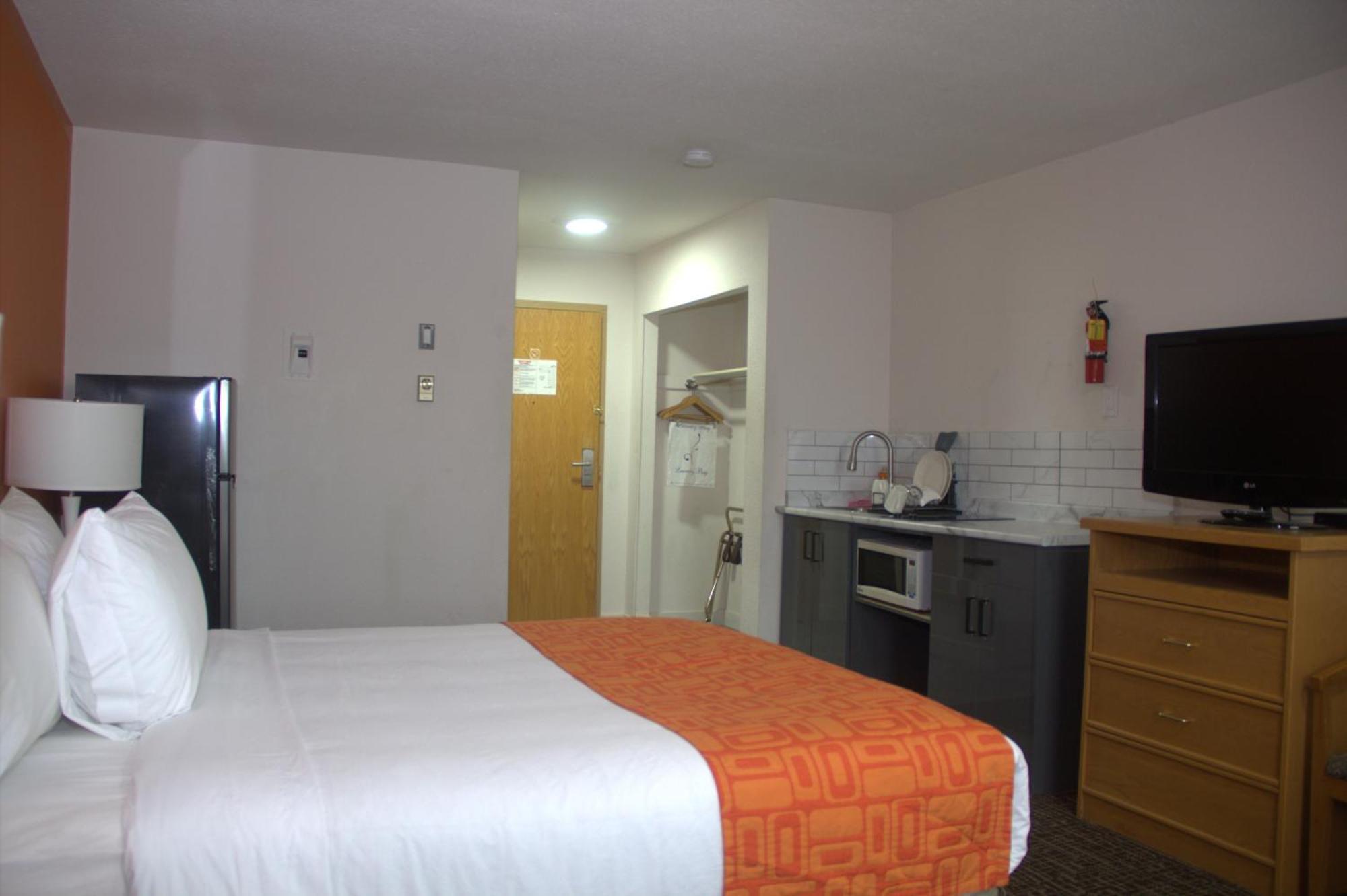 Howard Johnson By Wyndham Fort St. John Bagian luar foto