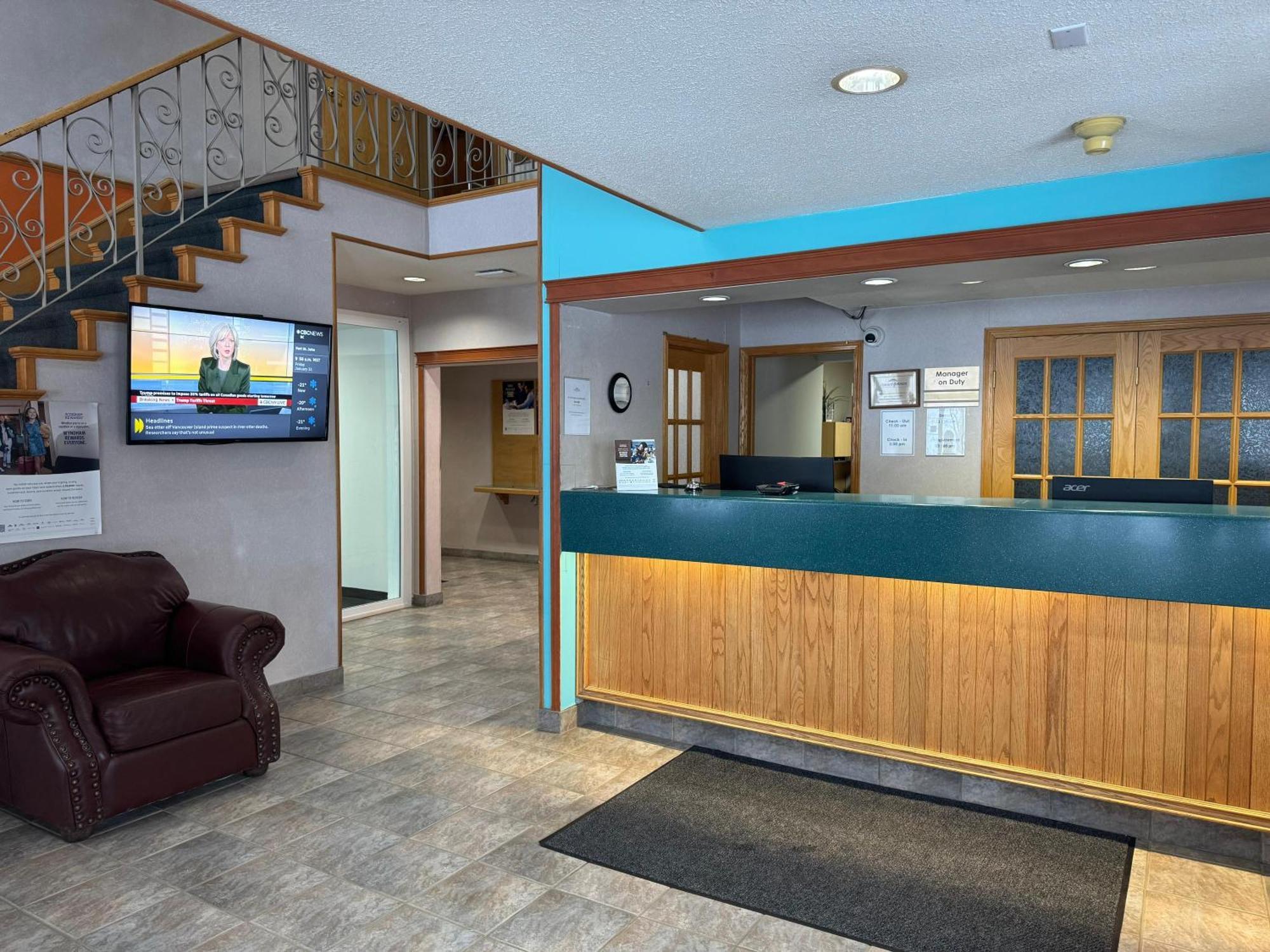Howard Johnson By Wyndham Fort St. John Bagian luar foto