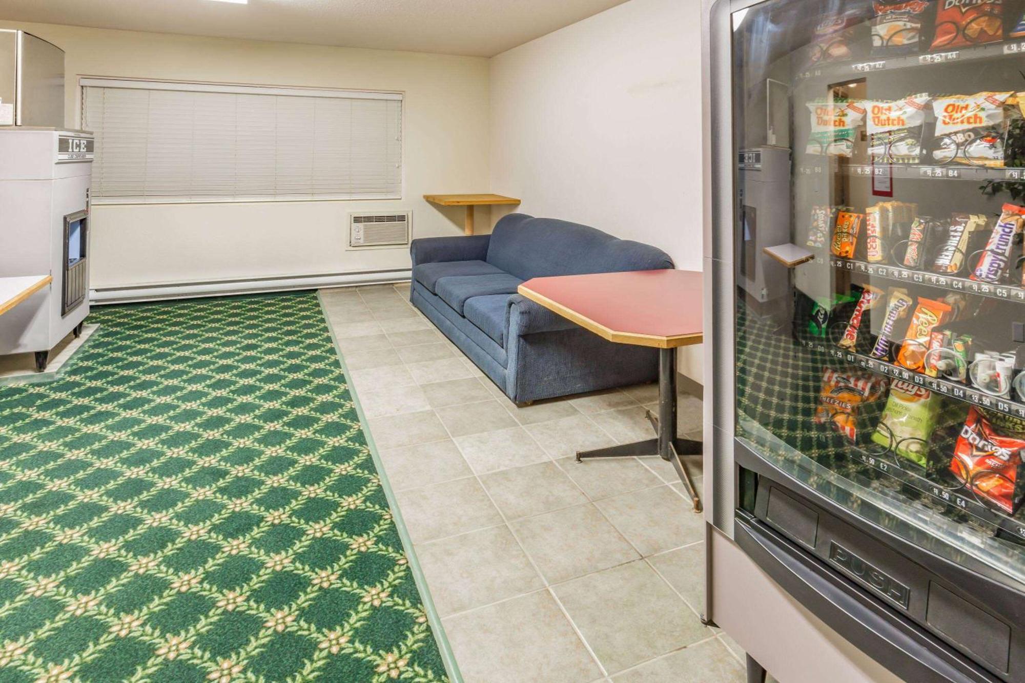Howard Johnson By Wyndham Fort St. John Bagian luar foto