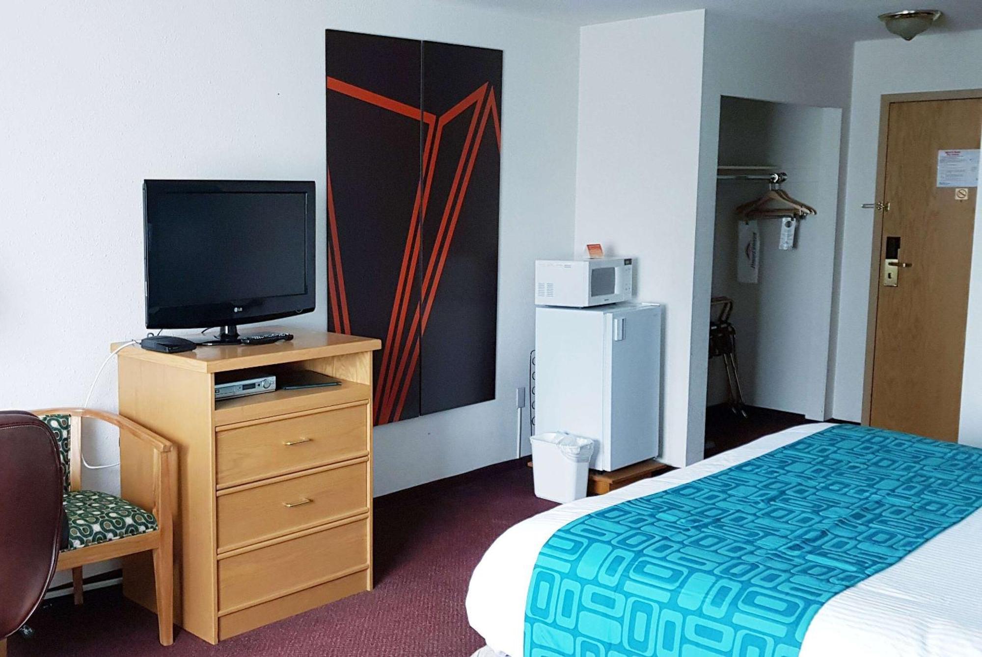 Howard Johnson By Wyndham Fort St. John Bagian luar foto