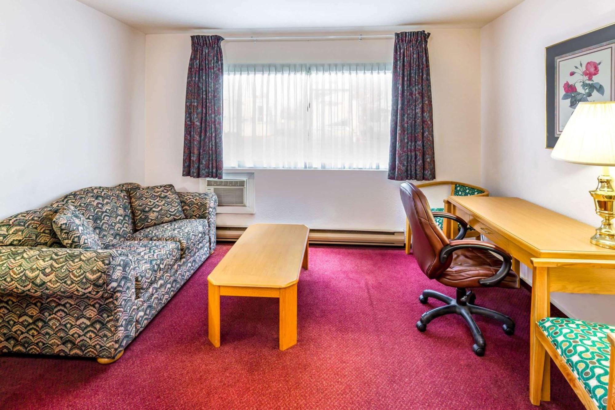 Howard Johnson By Wyndham Fort St. John Bagian luar foto