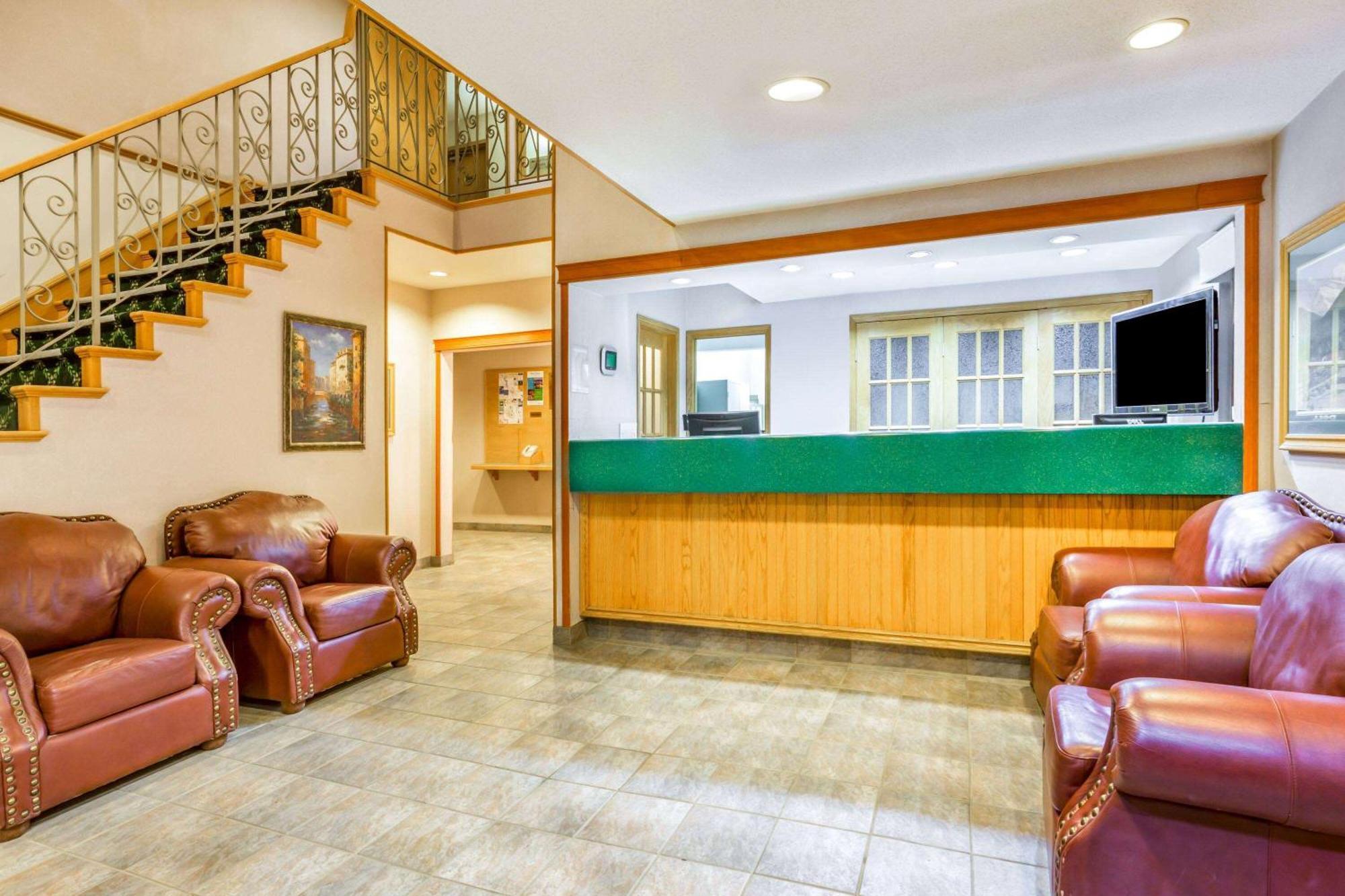 Howard Johnson By Wyndham Fort St. John Bagian luar foto