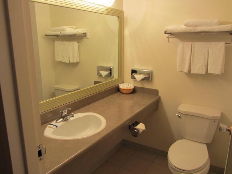 Howard Johnson By Wyndham Fort St. John Bagian luar foto
