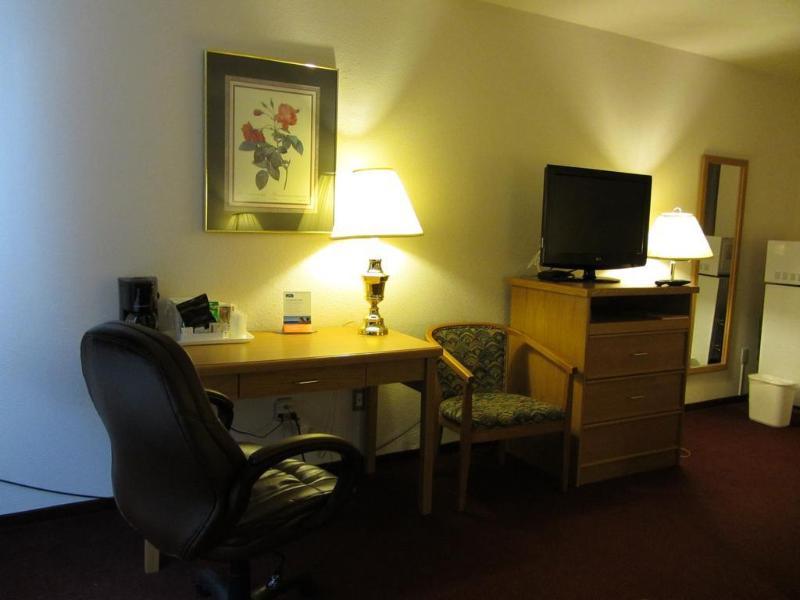 Howard Johnson By Wyndham Fort St. John Bagian luar foto
