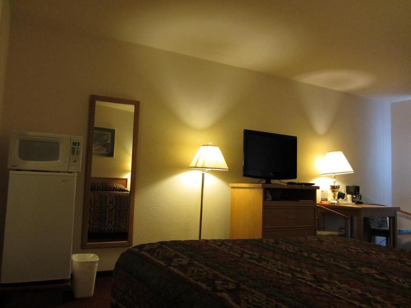 Howard Johnson By Wyndham Fort St. John Bagian luar foto