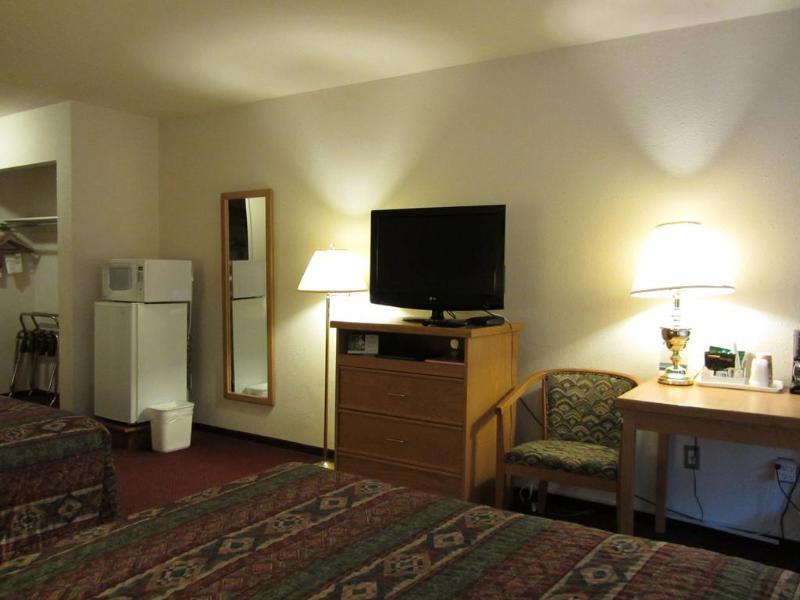 Howard Johnson By Wyndham Fort St. John Bagian luar foto