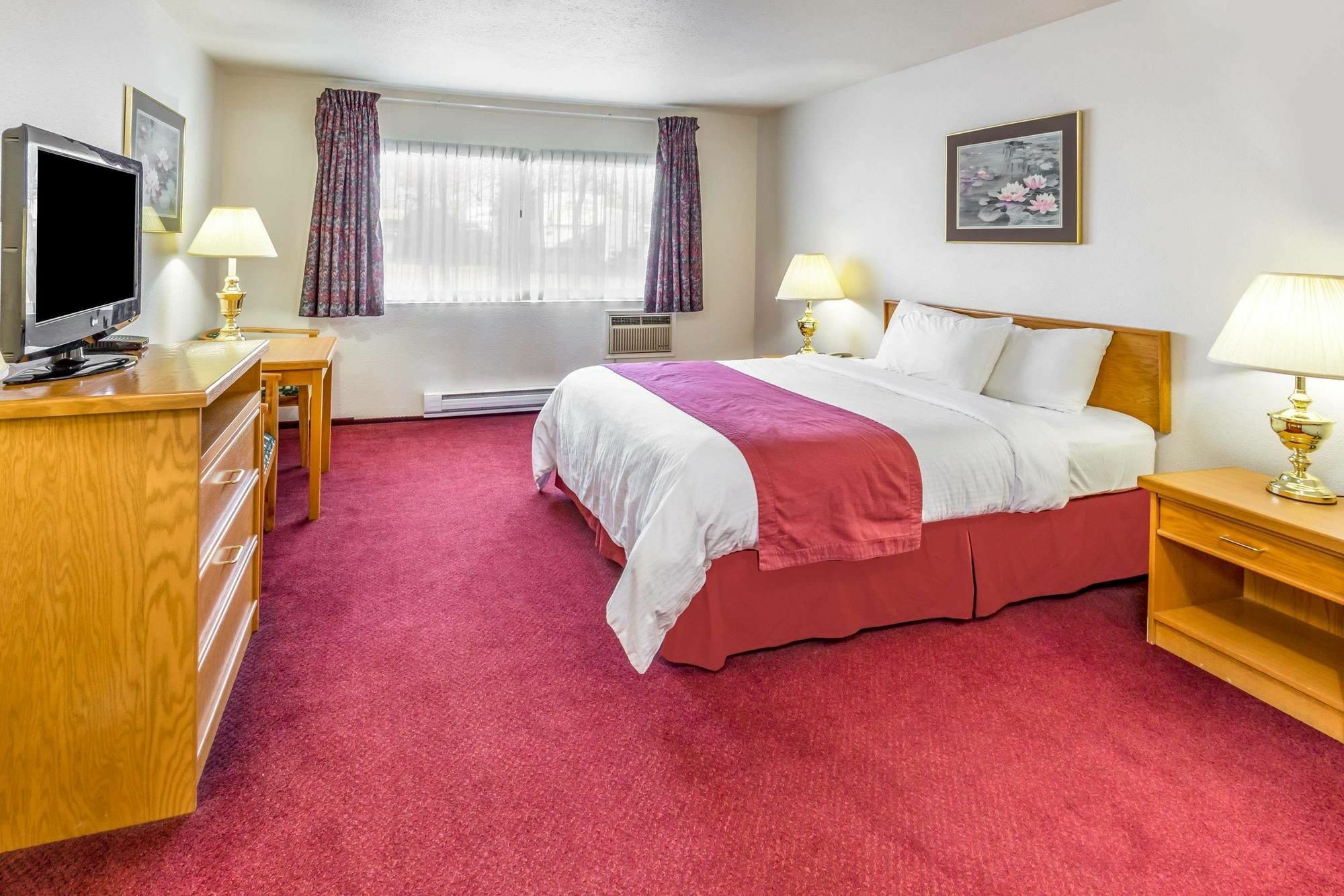 Howard Johnson By Wyndham Fort St. John Bagian luar foto