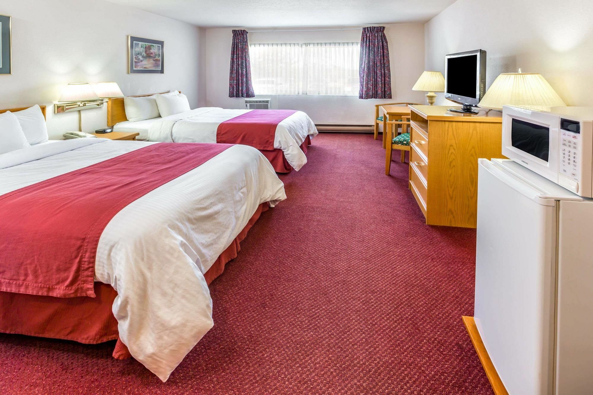 Howard Johnson By Wyndham Fort St. John Bagian luar foto