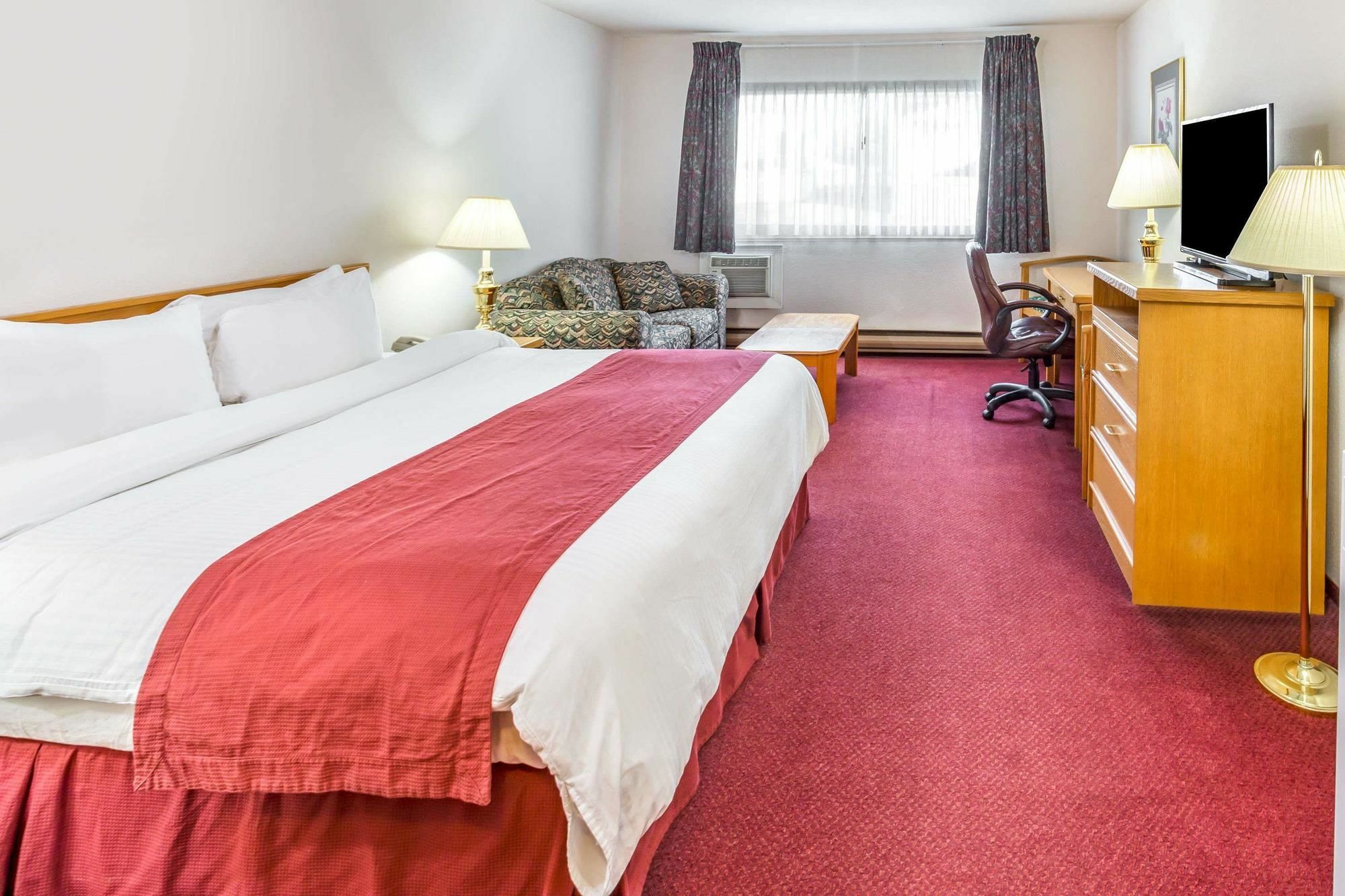 Howard Johnson By Wyndham Fort St. John Bagian luar foto